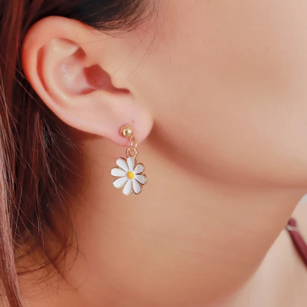 White Daisy view 3