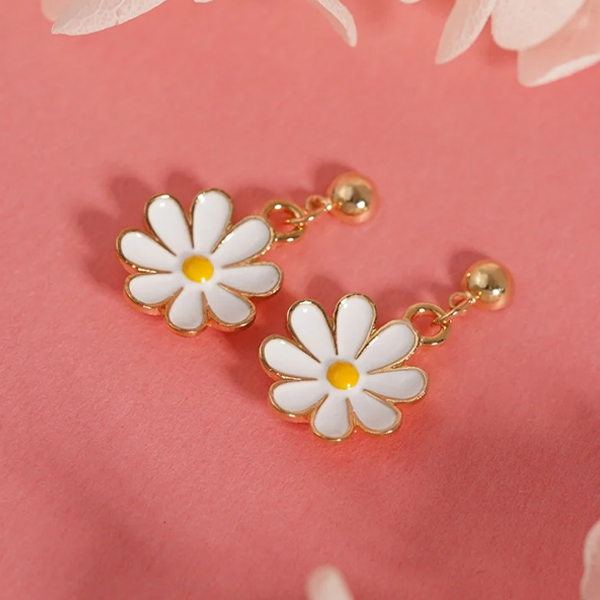 White Daisy view 2